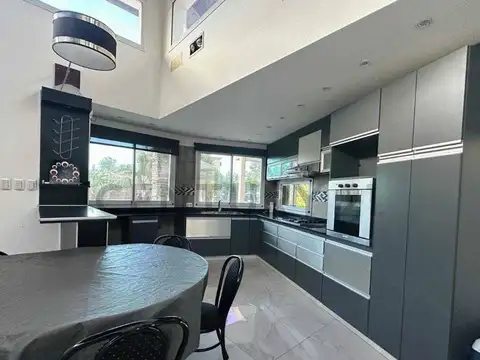 Casa en Alquiler con 1 cochera