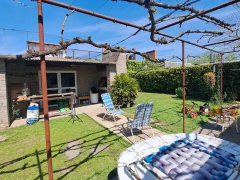 Casa 7 ambientes con 2 baños