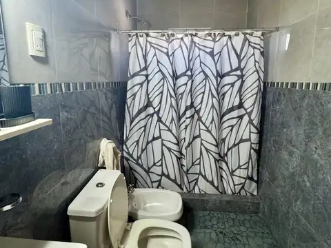 Casa 7 ambientes con 2 baños