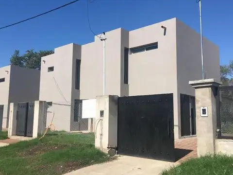 CASA EN ALQUILER BARRIO TIERRA NUEVA- 2 DORMITORIOS   JARDIN   COCHERA DOBLE