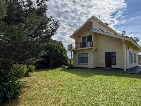 CASA DE 4 AMBIENTES CON PARQUE CHAPADMALAL