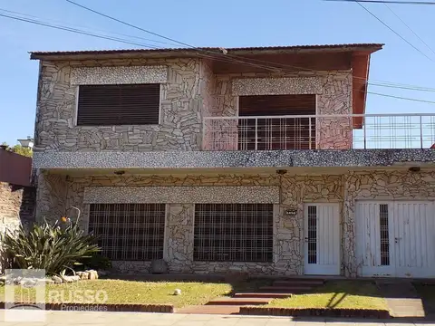 CHALET 4 AMBIENTES – CIUDAD TESEI CENTRO