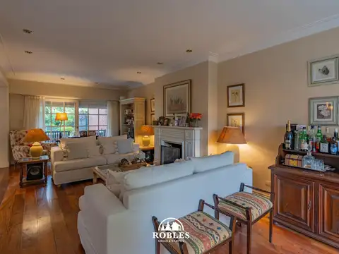 Chalet en el exclusivo barrio Los Troncos.