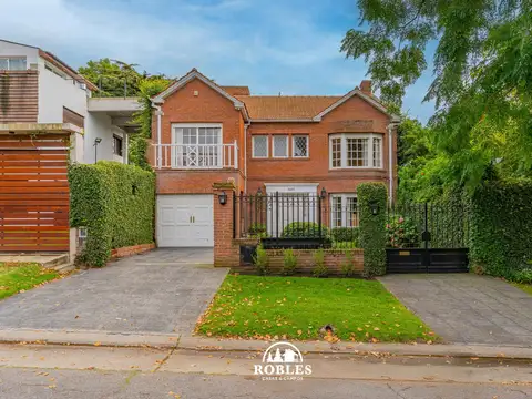 Chalet en el exclusivo barrio Los Troncos.