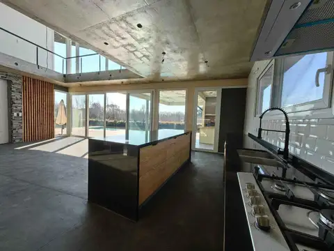 Casa en Venta con 4 cocheras