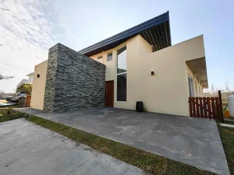 Casa en Venta con 4 cocheras