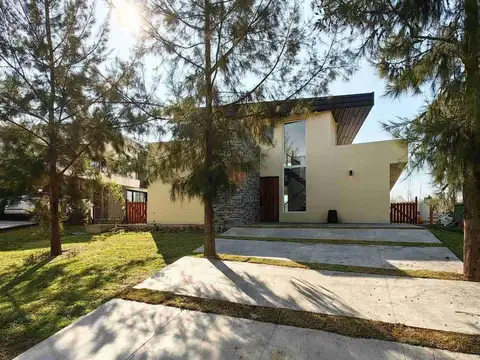Casa en venta en Naudir al rio c/muelle y piscina