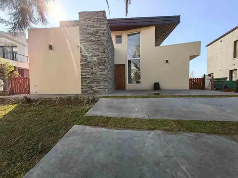 Casa en venta en Naudir al rio c/muelle y piscina
