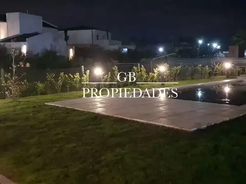 Casa en Alquiler con 6 cocheras