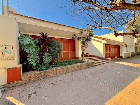 VENTA-CASA CENTRO-PILETA-RAFAELA
