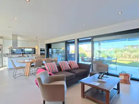 Casa 5 ambientes con 4 baños