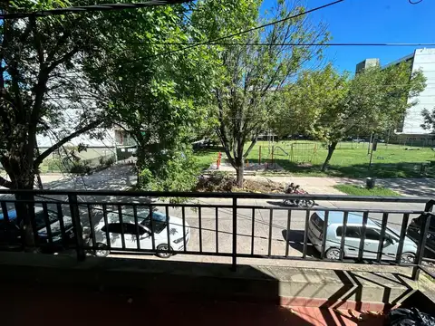 Rueda 1700, casa planta alta, cochera, dos dorm patio, local