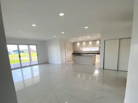 Venta casa de 4 ambientes en Barrio Cerrado  Cruz del Sur