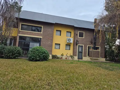 AMPLIA PROPIEDAD EN BARRIO COUNTRY CLUB LOGARITMO IBARLUCEA.