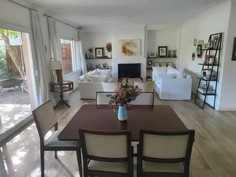 Casa en Alquiler con 3 cocheras