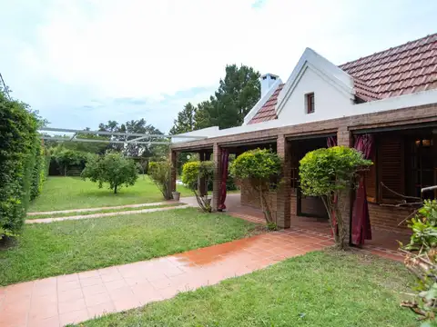 CASA  CON PARQUE Y PILETA EN VENTA EN LA PLATA