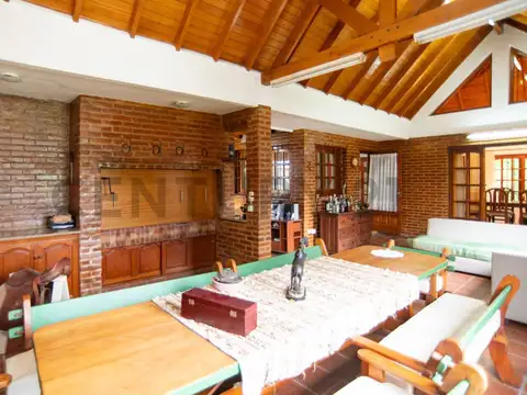 CASA  CON PARQUE Y PILETA EN VENTA EN LA PLATA