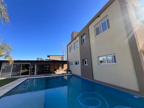 Casa 5 ambientes con 3 baños