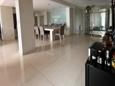 Casa 6 ambientes con 4 baños