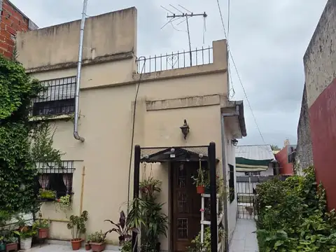 Casa 3 amb con amplio parque, patio y cochera. Apto credito. Muy buena ubicacion: Esmeralda 1140, Temperley