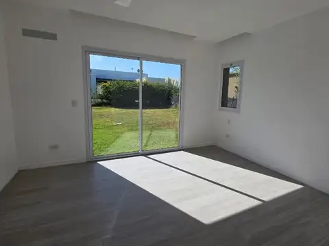 Casa en Alquiler con 6 cocheras