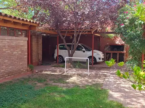 Casa 8 ambientes con 3 baños