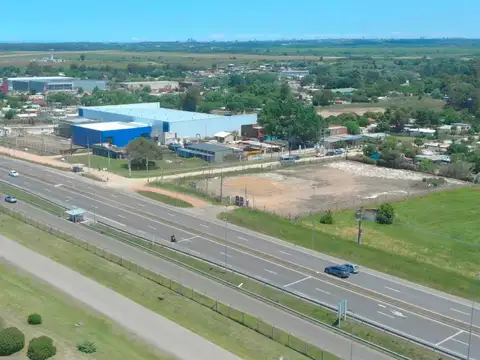Venta de gran terreno en esquina sobre Ruta 101