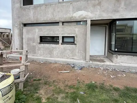 Casa a la laguna de 5 ambientes en San Sebastián, en construcción.