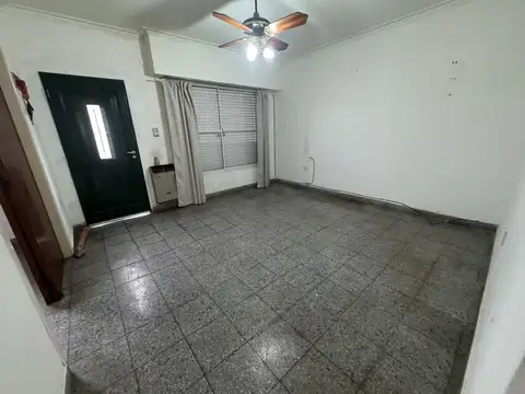 Casa en alquiler dos dormitorios con cochera La Plata