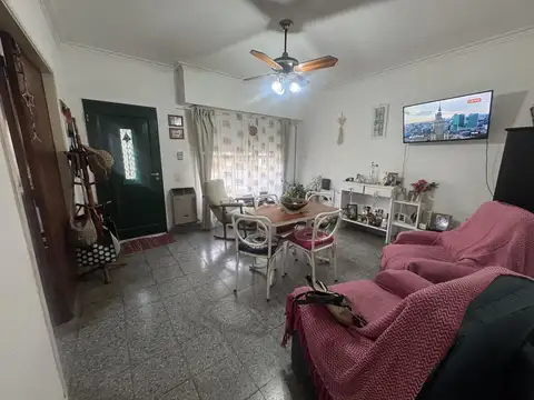 Casa en alquiler dos dormitorios con cochera La Plata