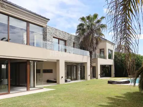 CASA EN VENTA DOBLE LOTE SAINT THOMAS OESTE