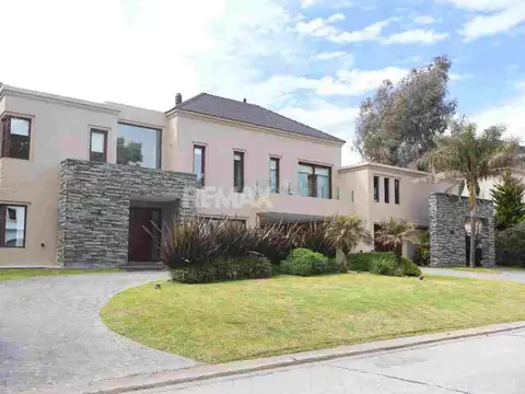 CASA EN VENTA DOBLE LOTE SAINT THOMAS OESTE