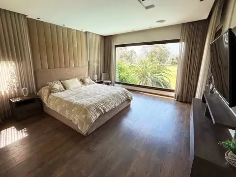 Casa 8 ambientes con 4 baños