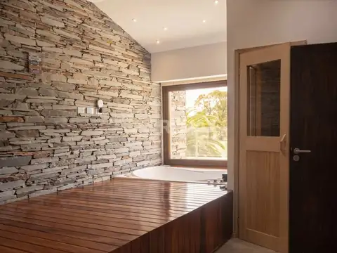 Casa en Venta con 10 cocheras
