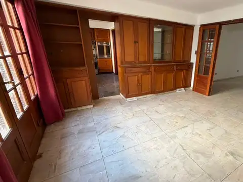 Casa 8 ambientes con 2 baños