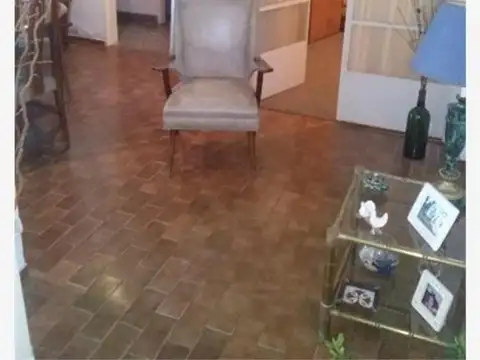 CASA DE 3 DORMITORIOS MAS CONSULTORIO MAS DEPARTAMENTO