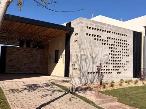 Casa en Alquiler con 1 cochera
