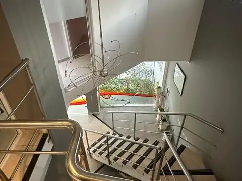 Impecable piso con ingreso independiente en microcentro!