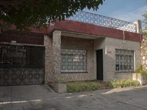 Departamento tipo casa  en Venta 3 Ambientes con cochera compartida en Lomas Del Mirador