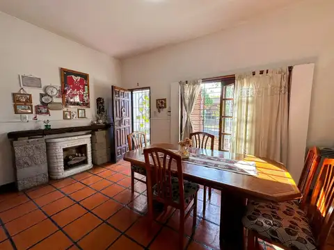 Casa 5 ambientes con 2 baños