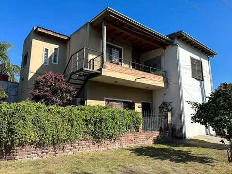 CASA 5 AMBIENTES EN VENTA LUIS GUILLON CON PILETA