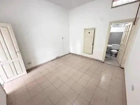 Local comercial sobre avenida Nores Martínez