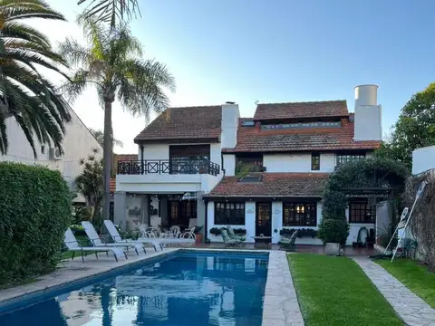 Venta casa 5 Ambientes 4 dormitorios.Martinez Parque,piscina