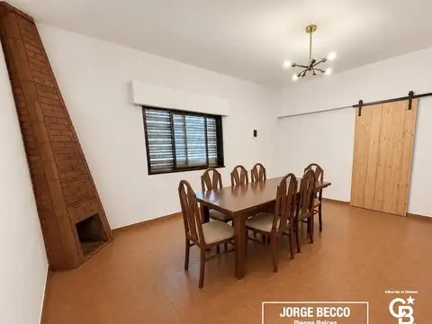 Venta casa 9 ambientes en Villa Maipu con terraza, patio y garaje