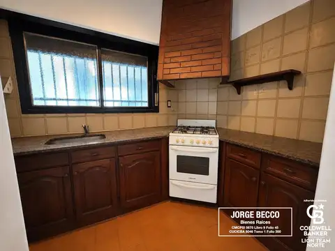 Casa 9 ambientes con 2 baños