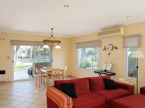 Casa 4 ambientes con 2 baños