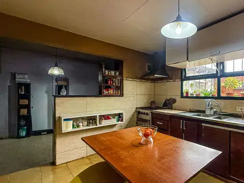 VENTA CASA 4 AMB + DEPTO Y COCHERA BARRIO MALVINAS