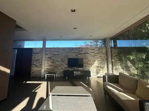 Casa en Alquiler con 6 cocheras
