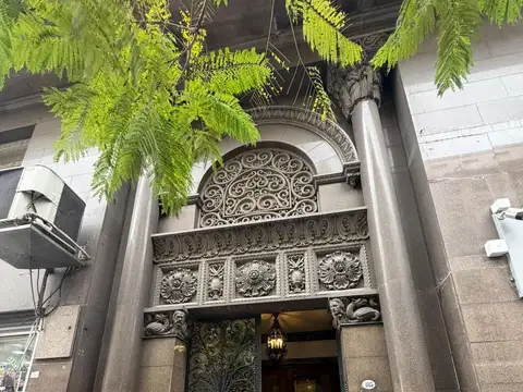Av Pte Roque Saenz Pena 800