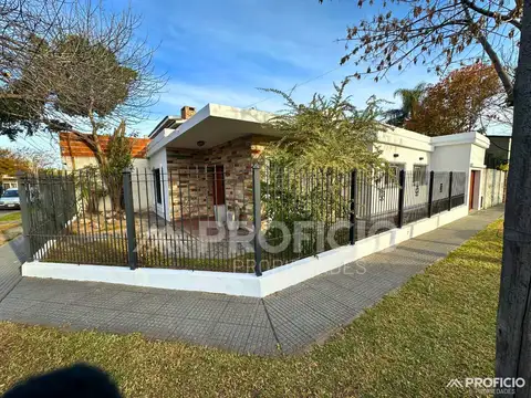 Casa 4 ambientes con 2 baños